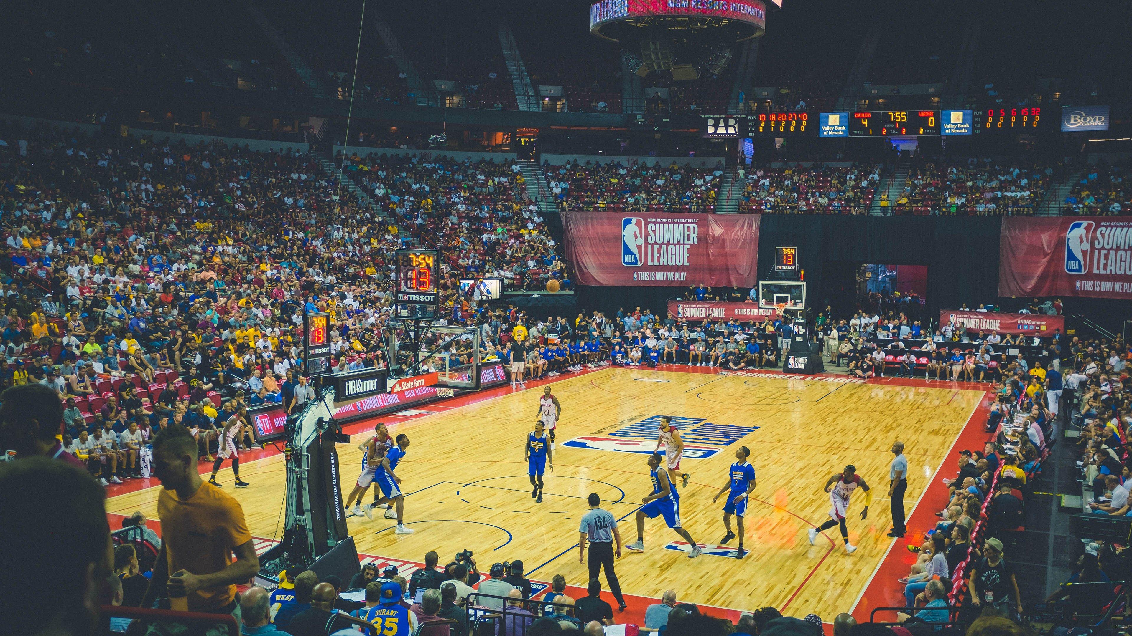 湖人自媒体发问引热议,现役中锋中,谁能真正超越顿宝?