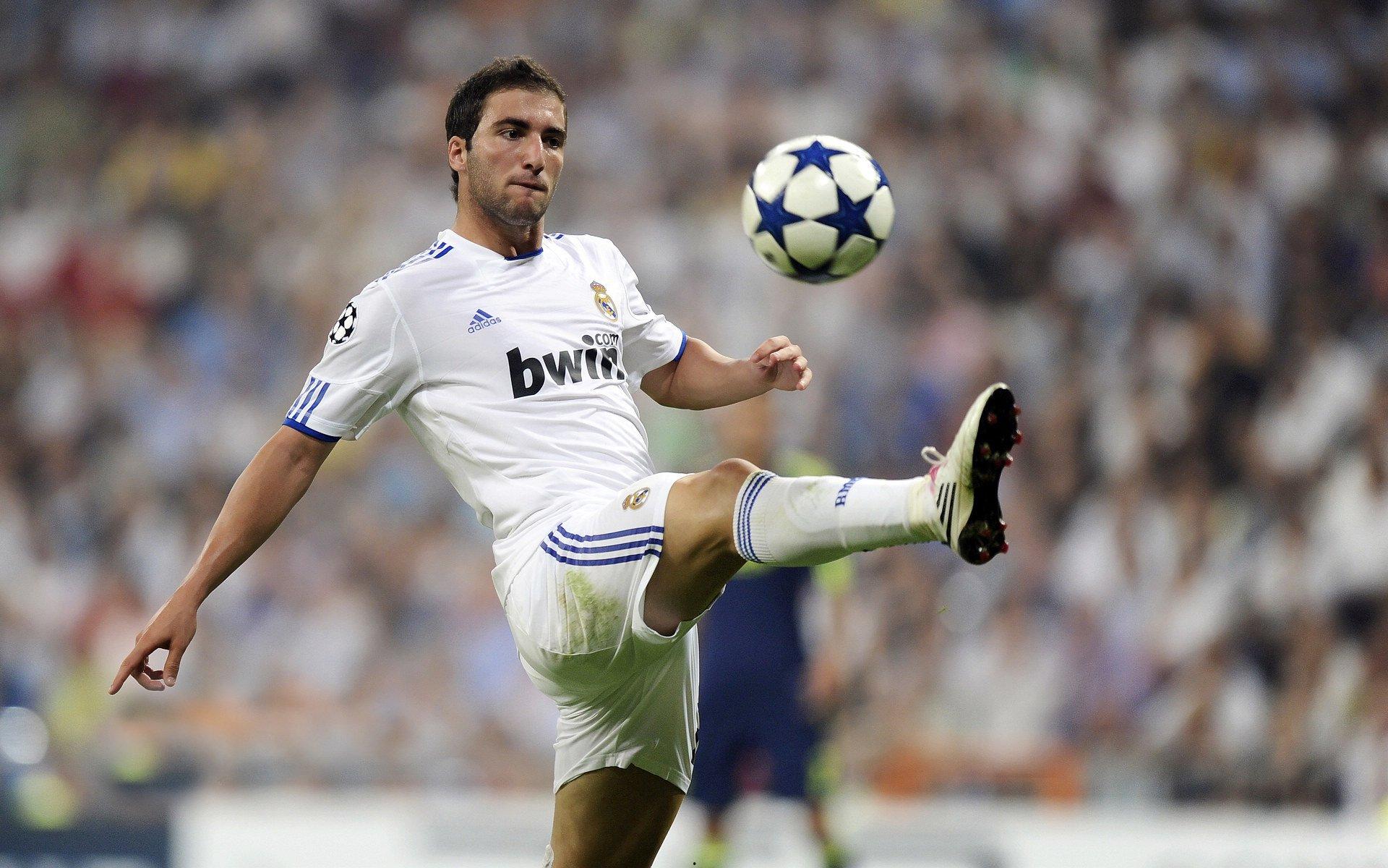 王勤伯专栏，姆巴佩问责巴黎背后，一场演给更衣室的权力游戏